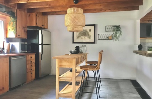 Chertsey Cottage | BeachCottageJaccuzzi 2Bdr, LakeView, Fireplaces, WiFi/AC, Terrasse, BBQ,Parking