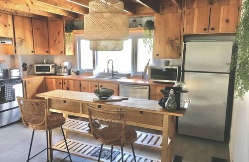 Chertsey Cottage | BeachCottageJaccuzzi 2Bdr, LakeView, Fireplaces, WiFi/AC, Terrasse, BBQ,Parking
