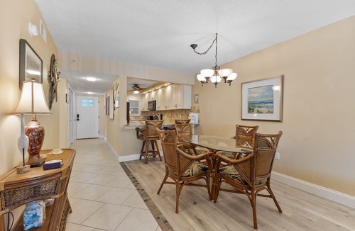 Holmes Beach Condo | Beachfront Complex: Enjoy Amenities, Beach Gear and Beach Access!