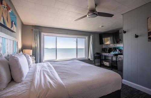 Baileys Harbor Hotel | Beachfront Inn
