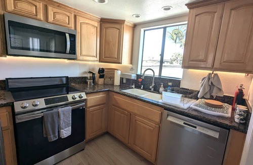 Alamitos Beach Condo | BeachShift - 2min Walk to BEACH, SPACIOUS 1600sq ft BEACH Pad, AC,Patio, PARKING