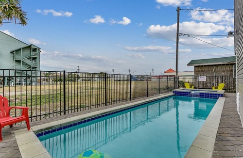 Cherry Grove Beach House | Beachside Retreat: 100 Feet to Sand! SLEEPS UP TO 48 GUESTS EXCLUSIVE AMENITIES!