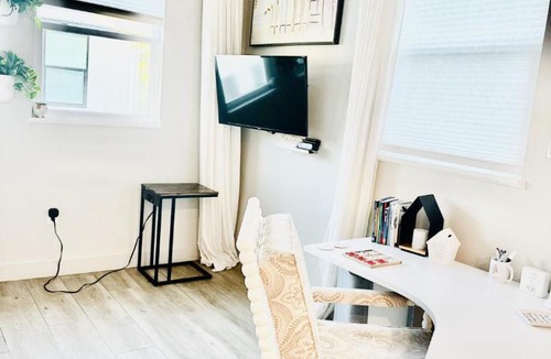 Gillespie Park Apartment | Beachtown Remote Worker Friendly-High Speed WiFi-Pets Welcome-Lido Beach-Opera-Symphony-Walk or Bike to Restaurants-10 Acre Park with Pickleball, Tennis, Basketball