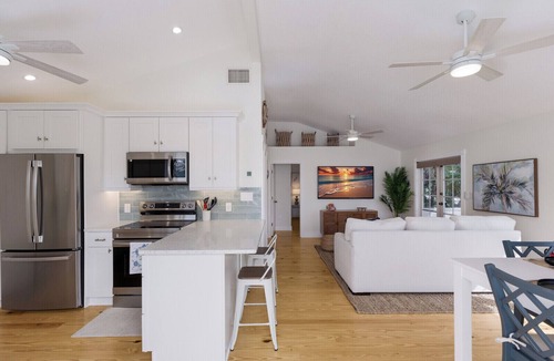 Bradenton Beach Cottage | Beachy Duplex Retreat: Pine Key & Pelican’s Nest!