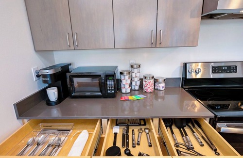 North Beacon Hill Apartment | Beacon Ave S 1BR - Balcony + City Views - Link Rail - Monthly Stays