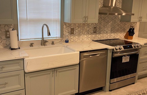 Relay House | "Beaumont" A charming farmhouse in Historic Relay-5 acre, 3 beds, WiFi and HVAC.