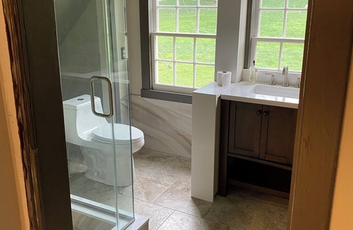 Relay House | "Beaumont" A charming farmhouse in Historic Relay-5 acre, 3 beds, WiFi and HVAC.