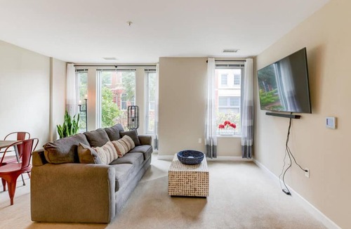 Old Town West Apartment | Beautiful 1BR 4 Minute Walk to Metro Close to Old Town With Free Parking