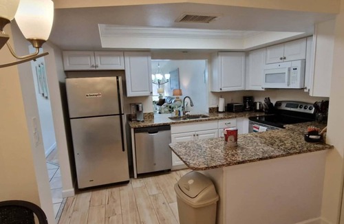 Sarasota Villa | BEAUTIFUL 2/2 VILLAS, KING BED, High speed Wi-Fi, Heated Pool and Jacuzzi!