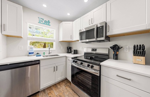 Siesta Key Villa | Beautiful 3 Bedroom 2 Bath, With A Quick Walk to Siesta Beach!