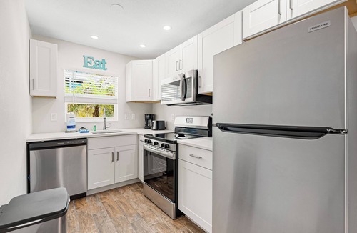 Siesta Key Villa | Beautiful 3 Bedroom 2 Bath, With A Quick Walk to Siesta Beach!