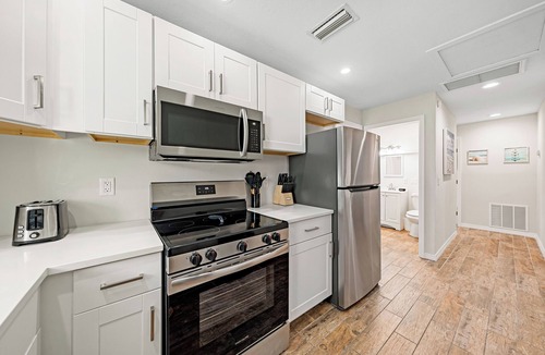 Siesta Key Villa | Beautiful 3 Bedroom 2 Bath, With A Quick Walk to Siesta Beach!