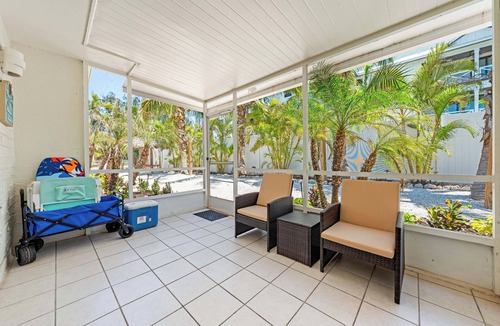 Siesta Key Villa | Beautiful 3 Bedroom 2 Bath, With A Quick Walk to Siesta Beach!