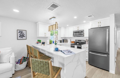 Alta Vista House | Beautiful 3-bedroom house with heated pool and e-bikes near Siesta Key beach
