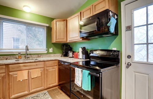 Alexandria West Apartment | Beautiful 3 bedrooms and 2 baths with free parking