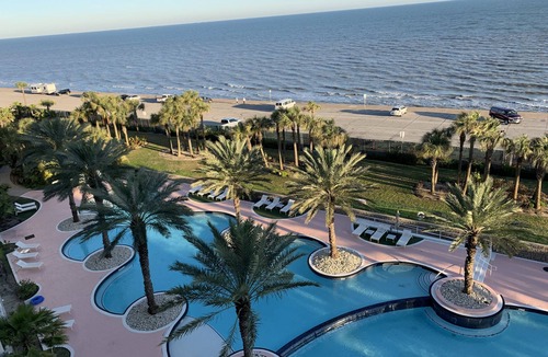 Galveston Condo | Beautiful 3 bedrooms condo with full view of the Gulf!