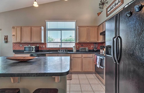 Mountain Crest Cottage | Beautiful Backyard: Comfortable Phoenix Getaway!