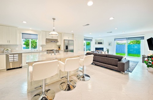 Olde Carlsbad House | Beautiful Beach Getaway, Water Views, Walk to Ocean + Dining