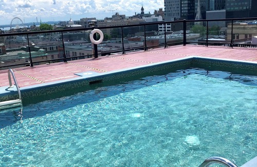 Ville-Marie Condo | Beautiful condo downtown Montreal with a rooftop swimming pool