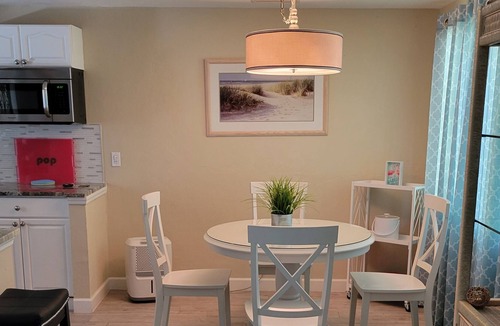 Gulf Gate Estates House | Beautiful, Cozy Home 5 mins to Siesta Key! Heated Pool;Walk to Restaurants/Shops