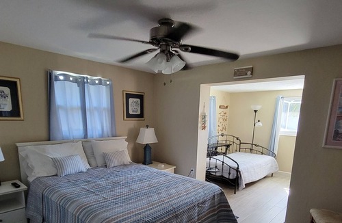 Gulf Gate Estates House | Beautiful, Cozy Home 5 mins to Siesta Key! Heated Pool;Walk to Restaurants/Shops