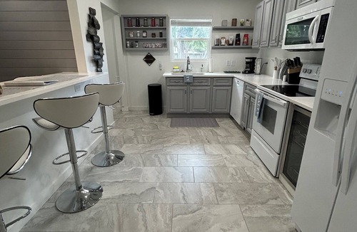 Ridge Wood Heights House | Beautiful Family-sized Home in Sunny Sarasota, Florida with large backyard!