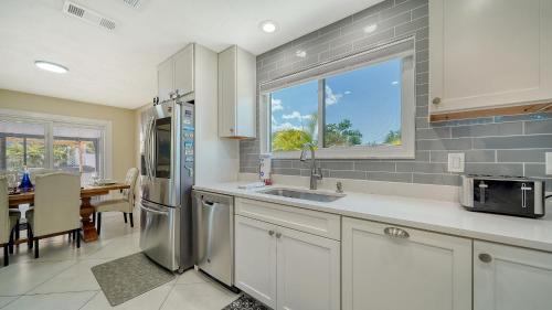 Whitfield House | Beautiful Home - Oasis Backyard with Heat Pool