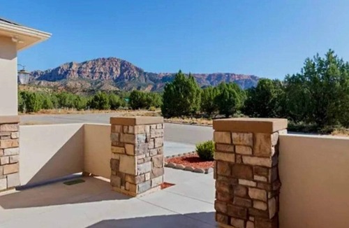 Apple Valley House | Beautiful home with spectacular views of the red cliffs. Minutes to Zion park