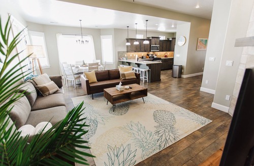 Nampa House | Beautiful Home with HOT TUB, COMMUNITY POOL & GAME ROOM.