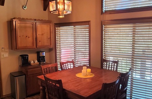 Munds Park Cabin | Beautiful Naughty Pines Lodge! 2 Masters, Loft & large deck in Munds Park!