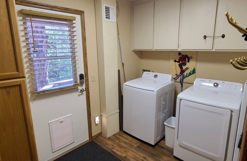 Munds Park Cabin | Beautiful Naughty Pines Lodge! 2 Masters, Loft & large deck in Munds Park!
