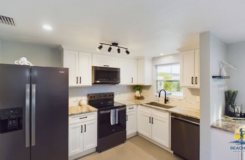 Holmes Beach Cottage | Beautiful New Pool/Spa, Steps to Sand & Restaurants, Golf Cart Included