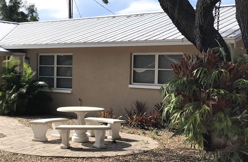 Laurel Villa | Beautiful Two Bedroom, 1.5 Bath Villa Minutes From Nokomis Beach