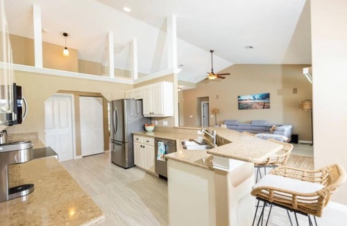 Laurel House | Beautiful Waterfront House w/Pool, 7 min to the Beach