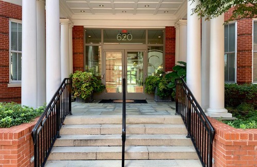 Old Town West Apartment | Beautifully Decorated 2 BR - 4 Min Walk to Metro and Close to Old Town