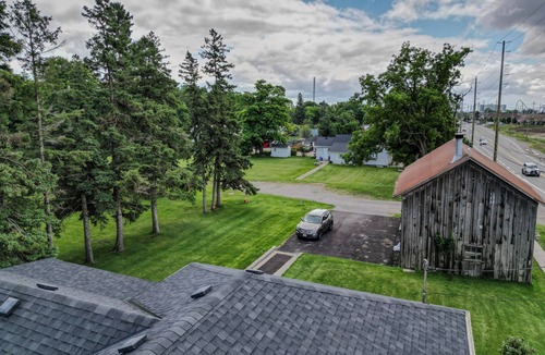 Vaughan House | Beautifully Fully Furnished 2 Bed 1 Bath Bungalow - on 2.5 Acres