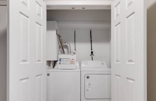 Old Town Fredericksburg Apartment | Beautifully Renovated 3 level Unit in Historic Downtown Fredericksburg