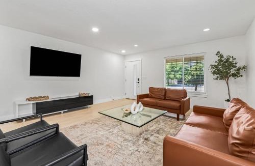 Meridian House | Bedroom house in prime location by the village