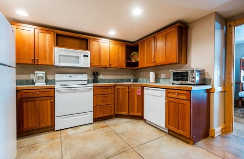 North Snyderville Basin House | Bella Vista | Sleeps 21 · Hot Tub · Mountain Views