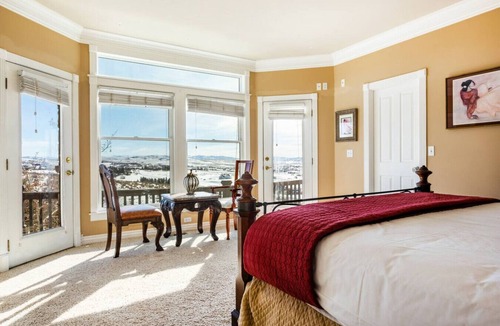 North Snyderville Basin House | Bella Vista | Sleeps 21 · Hot Tub · Mountain Views