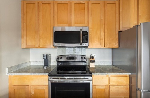Northwest Bellevue Apartment | Bellevue Designer 1BD Plus Den 1BA Apartment