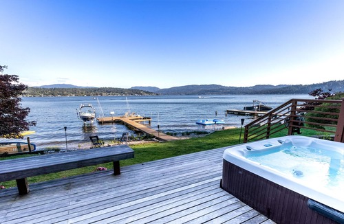Northeast Bellevue Villa | Bellevue Lakeside Casa + Casita w/hot tub & 50ft private beach