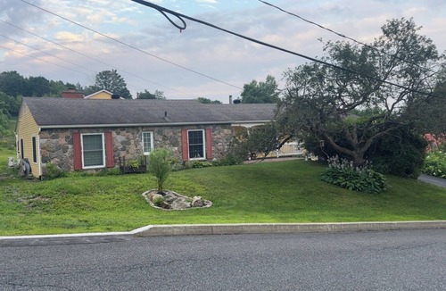 Cowansville House | Best price, special for summer book 8 days, 9th free. Cottage , fits 5