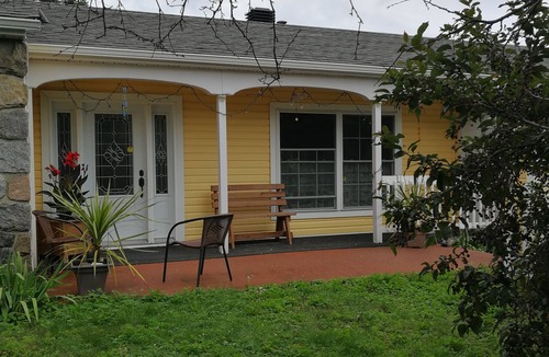 Cowansville House | Best price, special for summer book 8 days, 9th free. Cottage , fits 5