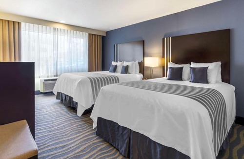 The Bowl of Edmonds Hotel | Best Western Plus Edmonds Harbor Inn