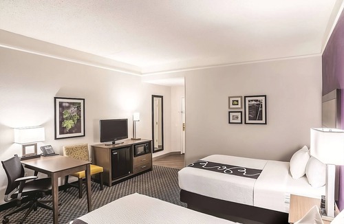 Woodlands Village House | Better Choice for your Vacation! 2 Pet-Friendly Units, Pool, Free Parking