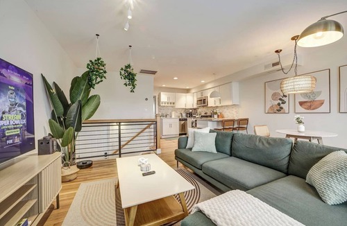 Truxton Circle Bed & Breakfast | Big and Beautiful 5BR Triplex in Shaw/Bloomingdale