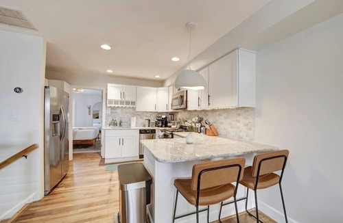 Truxton Circle Bed & Breakfast | Big and Beautiful 5BR Triplex in Shaw/Bloomingdale