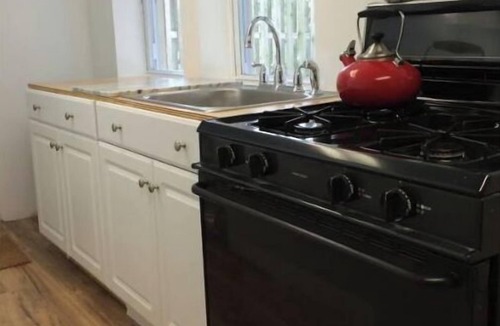 Forest Hills Apartment | Big and Comfy in Forest HillsCleveland Park by the Metro & Zoo! King Size Bed!
