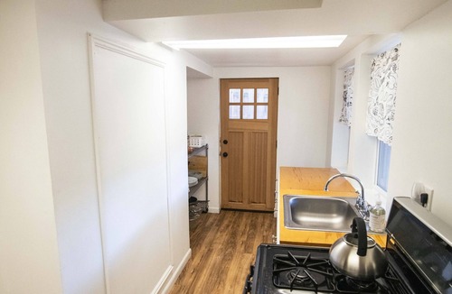 Forest Hills Apartment | Big and Comfy in Forest HillsCleveland Park by the Metro & Zoo! King Size Bed!